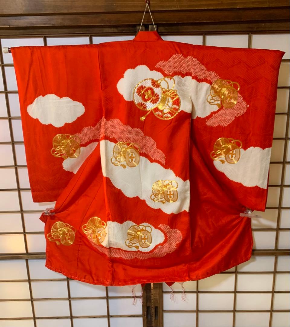 祝い着女子供 産着熨斗目着物 正絹綸子地 赤地に絞りと鼓の金刺繍柄 T69