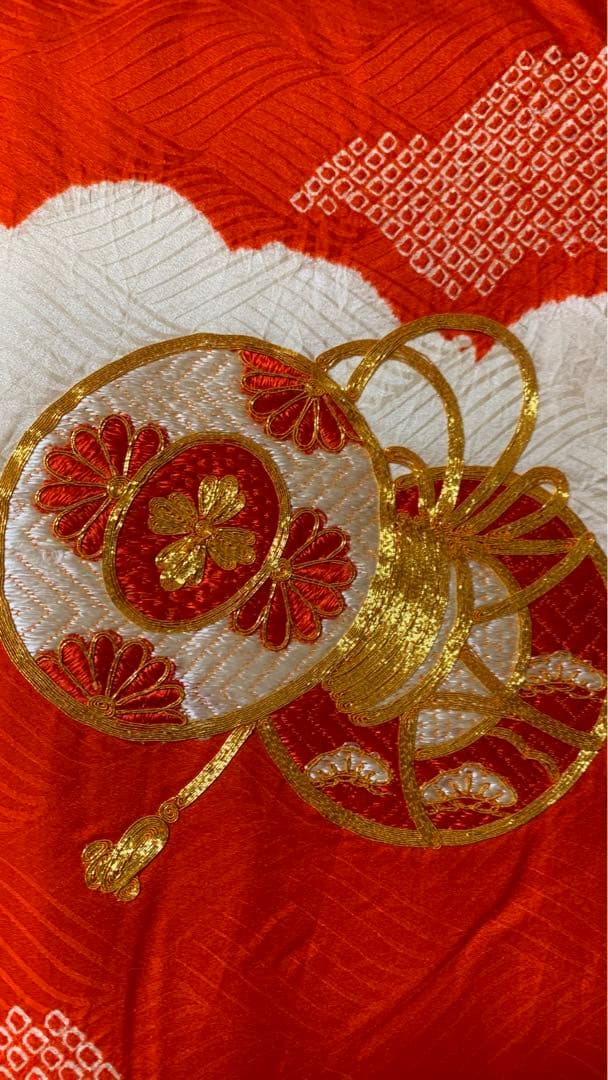 祝い着女子供 産着熨斗目着物 正絹綸子地 赤地に絞りと鼓の金刺繍柄 T69