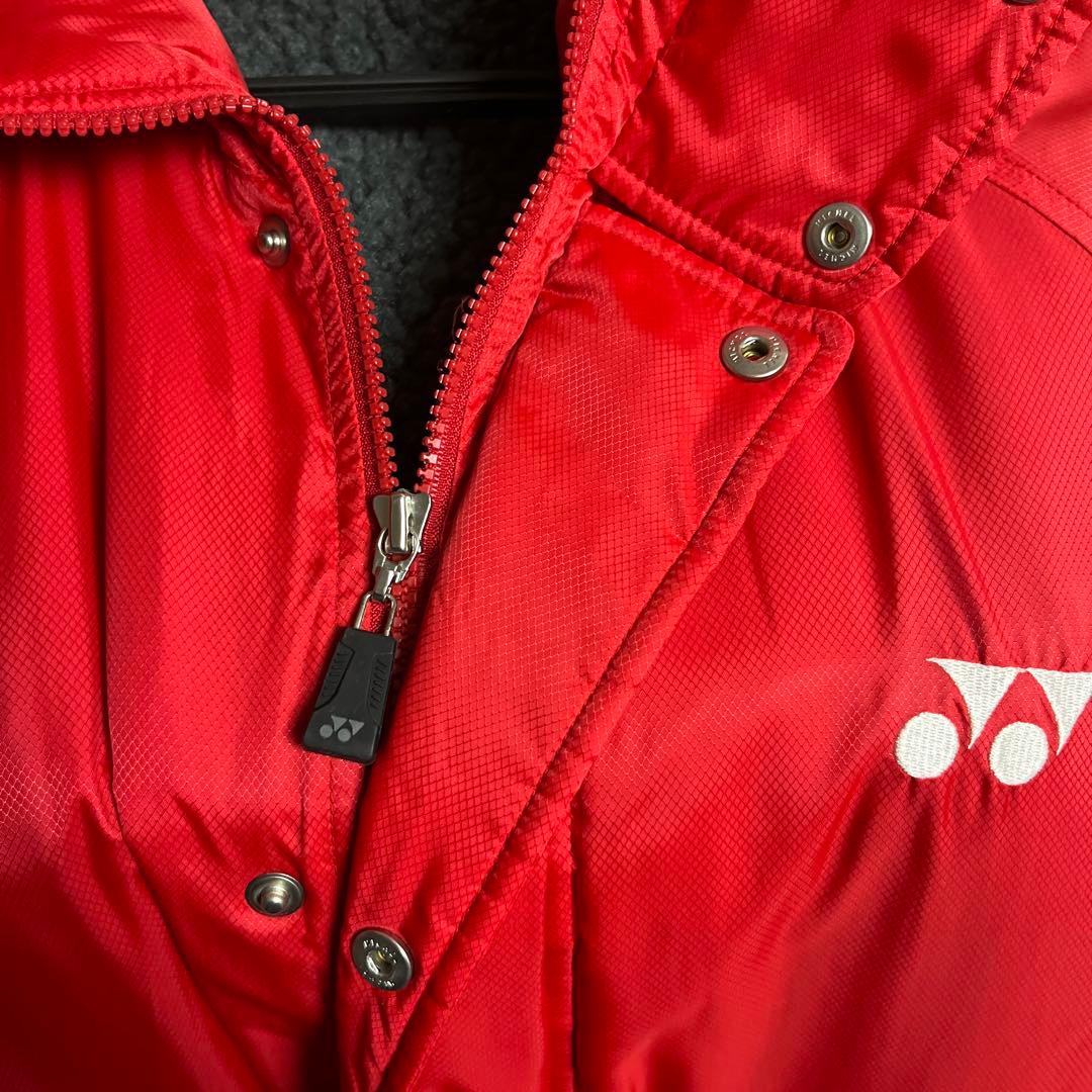 リ*ん様 １回のみ着用クリーニング済男女兼用YONEXベンチコートフード付赤サイ