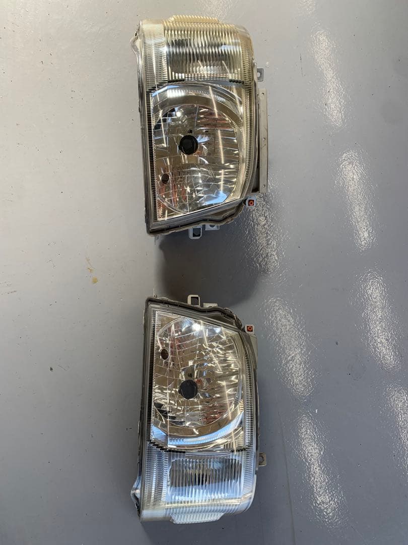 レジアスエース　純正ヘッドライト　ハイエース　ヘッドランプ