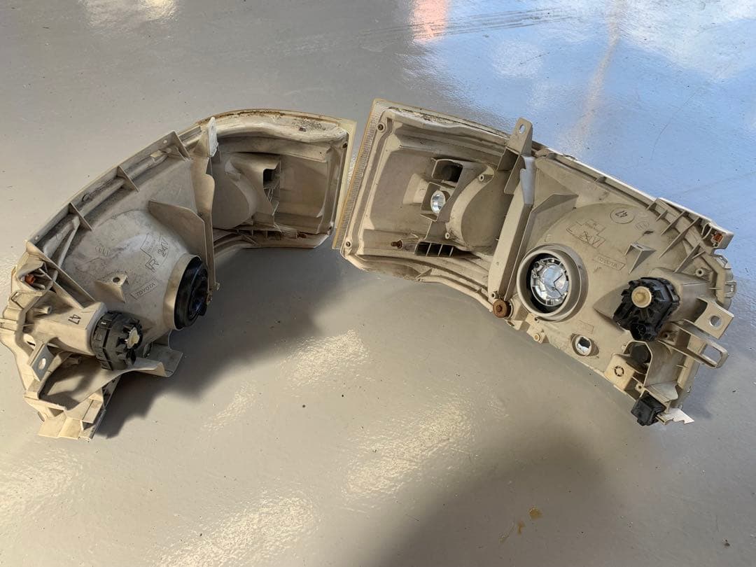 レジアスエース　純正ヘッドライト　ハイエース　ヘッドランプ