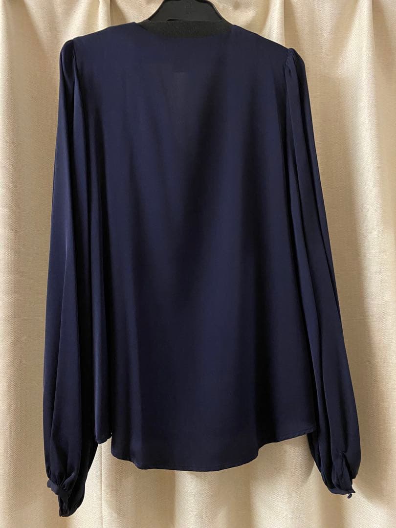 ロワン　loin. 　シルクVネックブラウス　井川遥