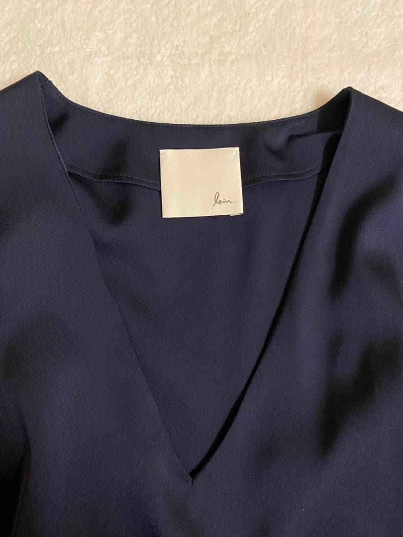 ロワン　loin. 　シルクVネックブラウス　井川遥