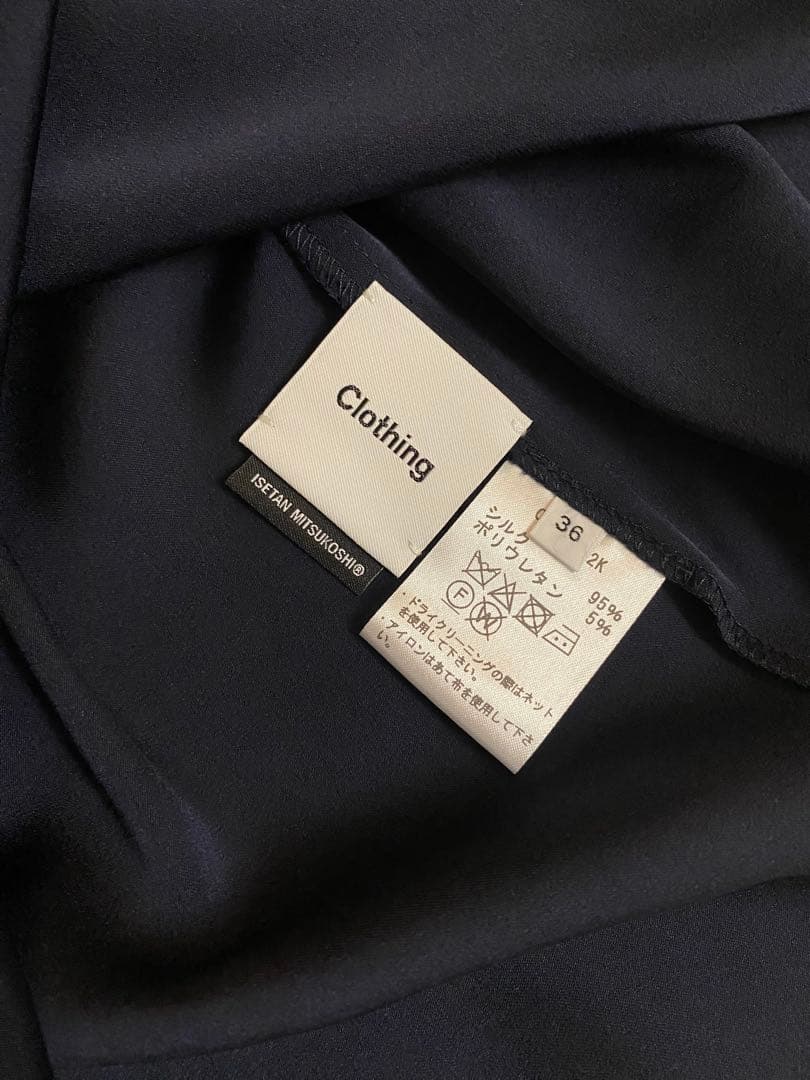 ロワン　loin. 　シルクVネックブラウス　井川遥