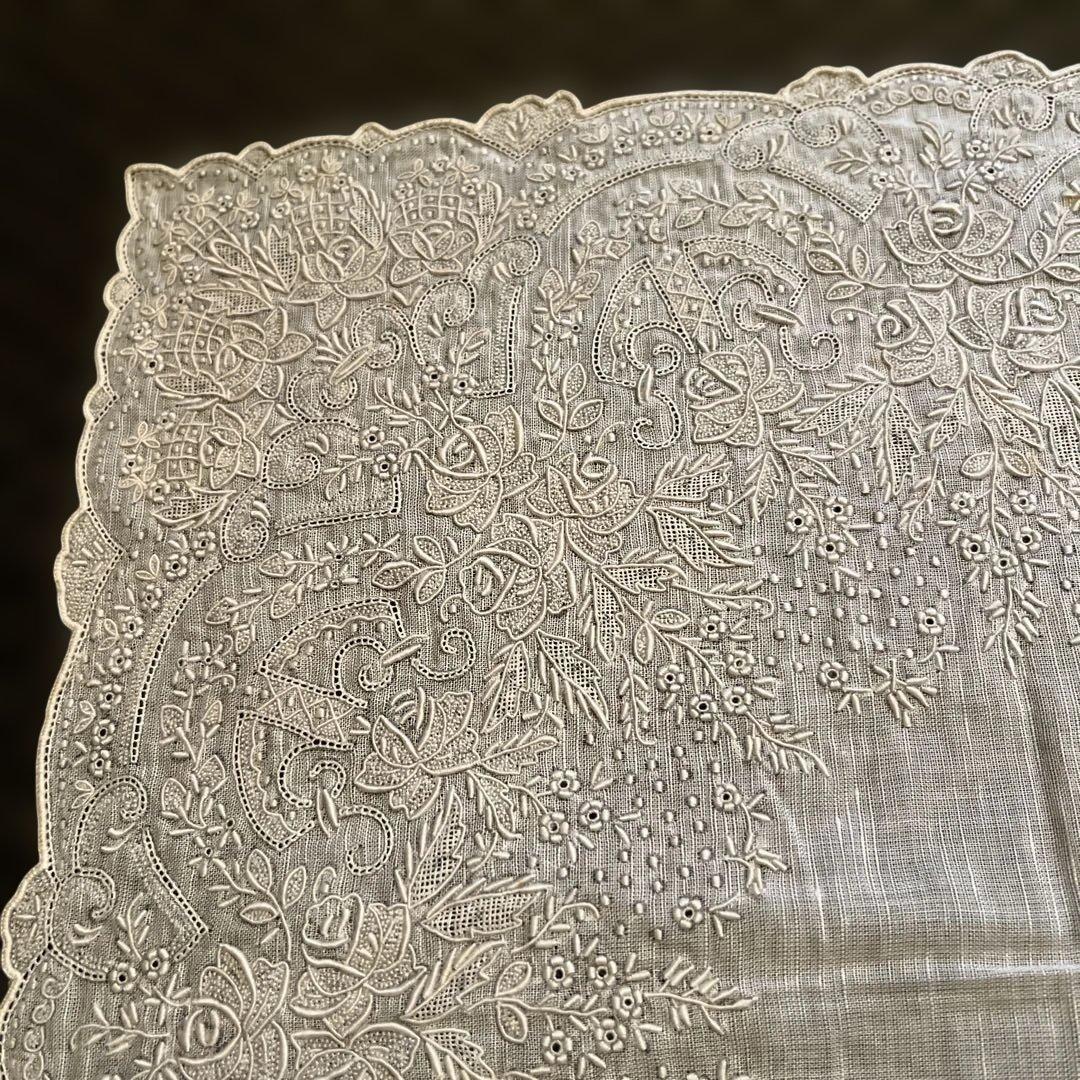 汕頭　スワトウ　刺繍入りホワイトハンカチ 約29cm x 29cm