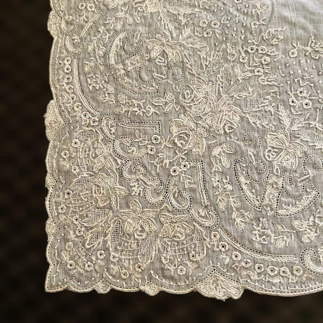 汕頭　スワトウ　刺繍入りホワイトハンカチ 約29cm x 29cm