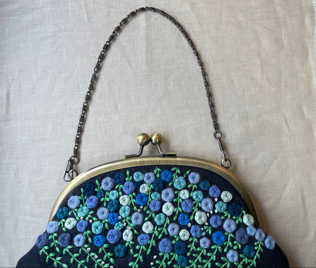 刺繍がま口ポーチバッグ　青色のローズ　ハンドメイド