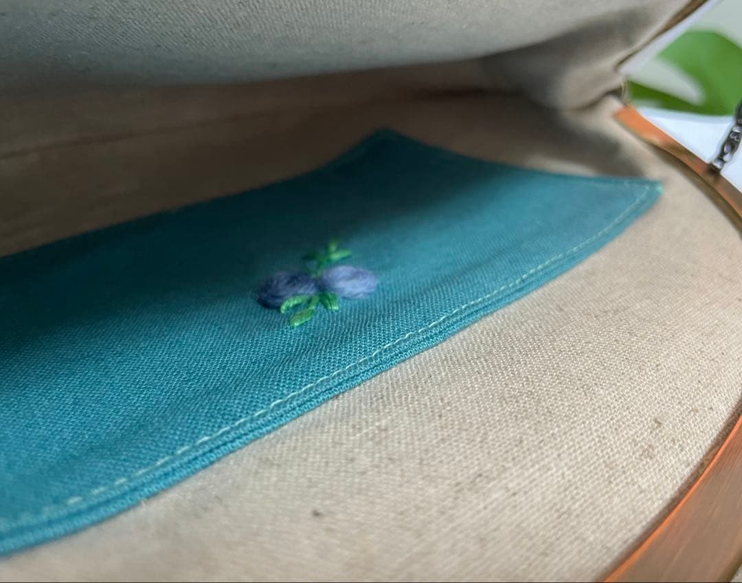 刺繍がま口ポーチバッグ　青色のローズ　ハンドメイド