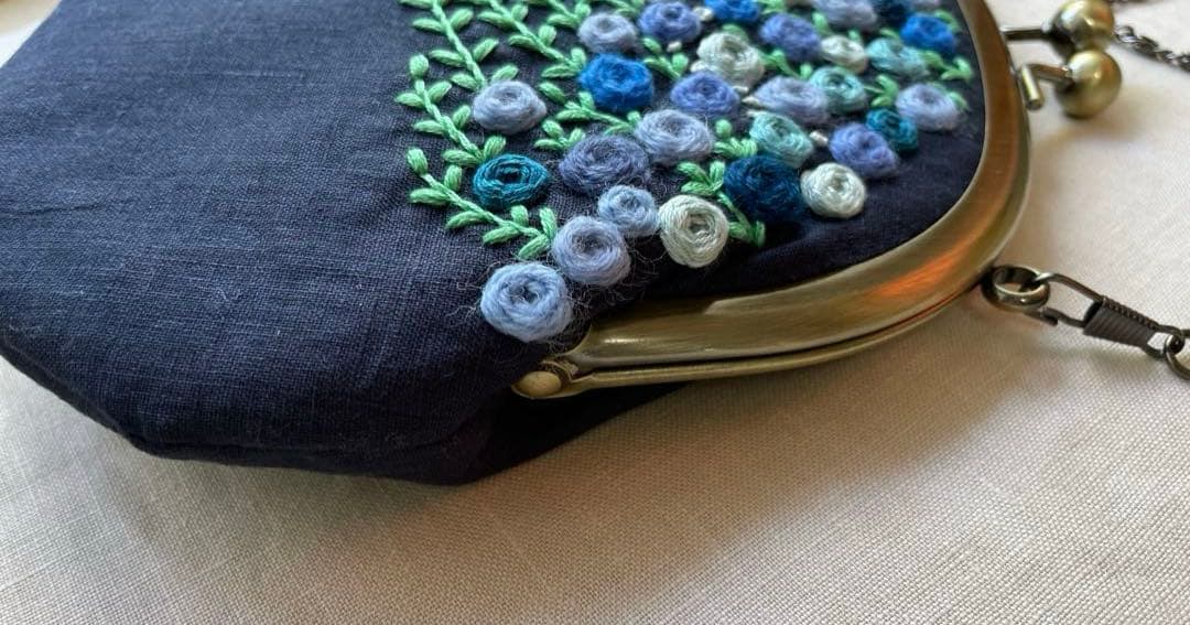 刺繍がま口ポーチバッグ　青色のローズ　ハンドメイド
