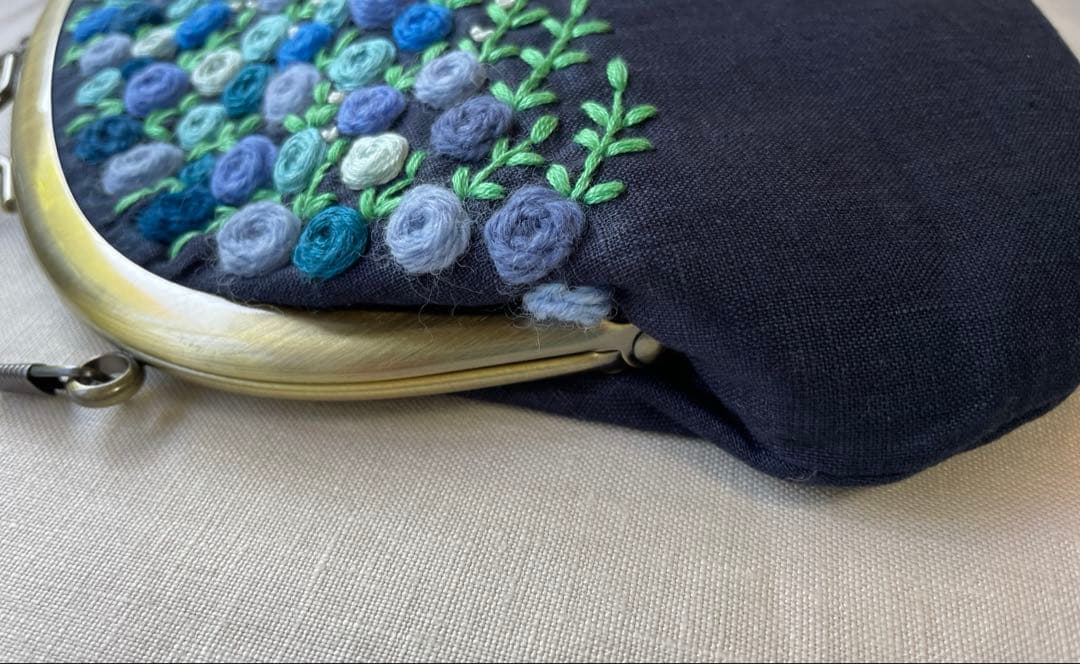 刺繍がま口ポーチバッグ　青色のローズ　ハンドメイド