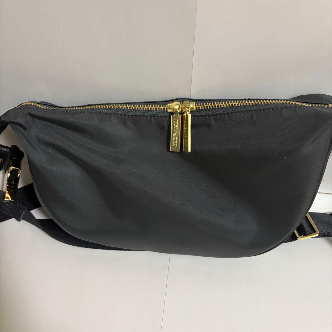 VIOLAd’ORO ナイロン ボディーバッグ　グレー