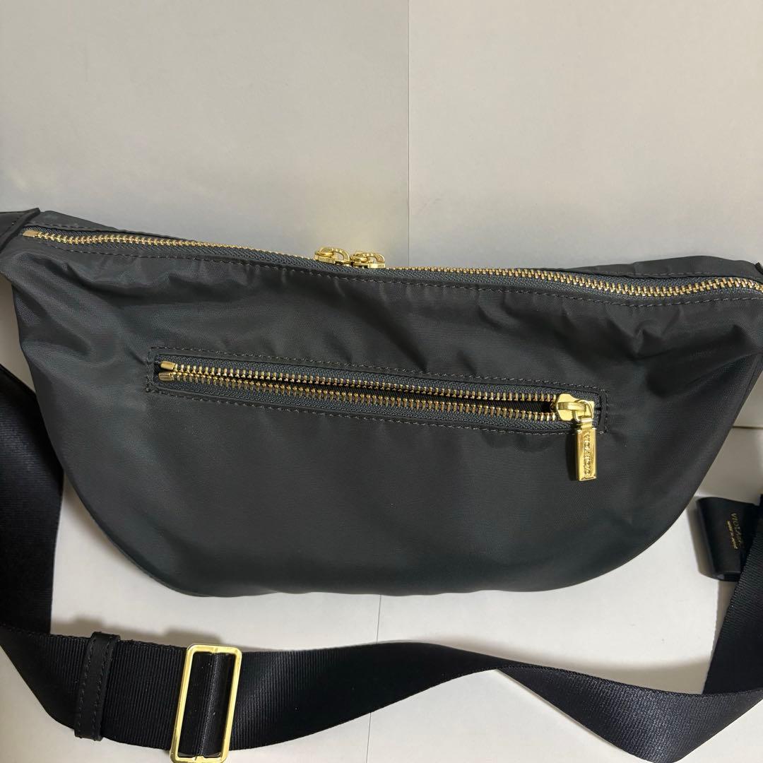 VIOLAd’ORO ナイロン ボディーバッグ　グレー