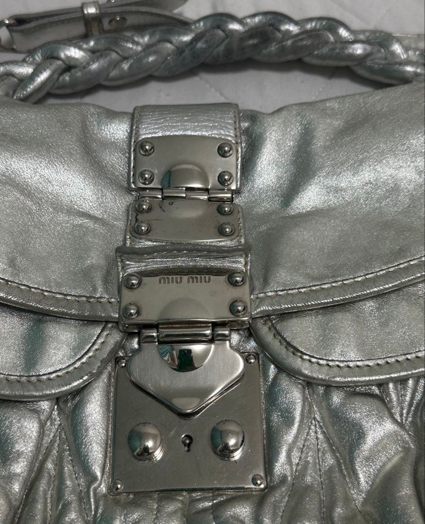 ミュウミュウ　シルバー プリーツデザイン バッグ