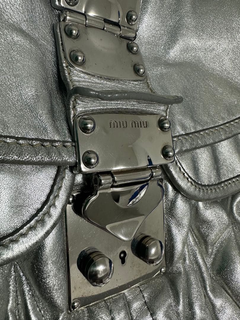 ミュウミュウ　シルバー プリーツデザイン バッグ