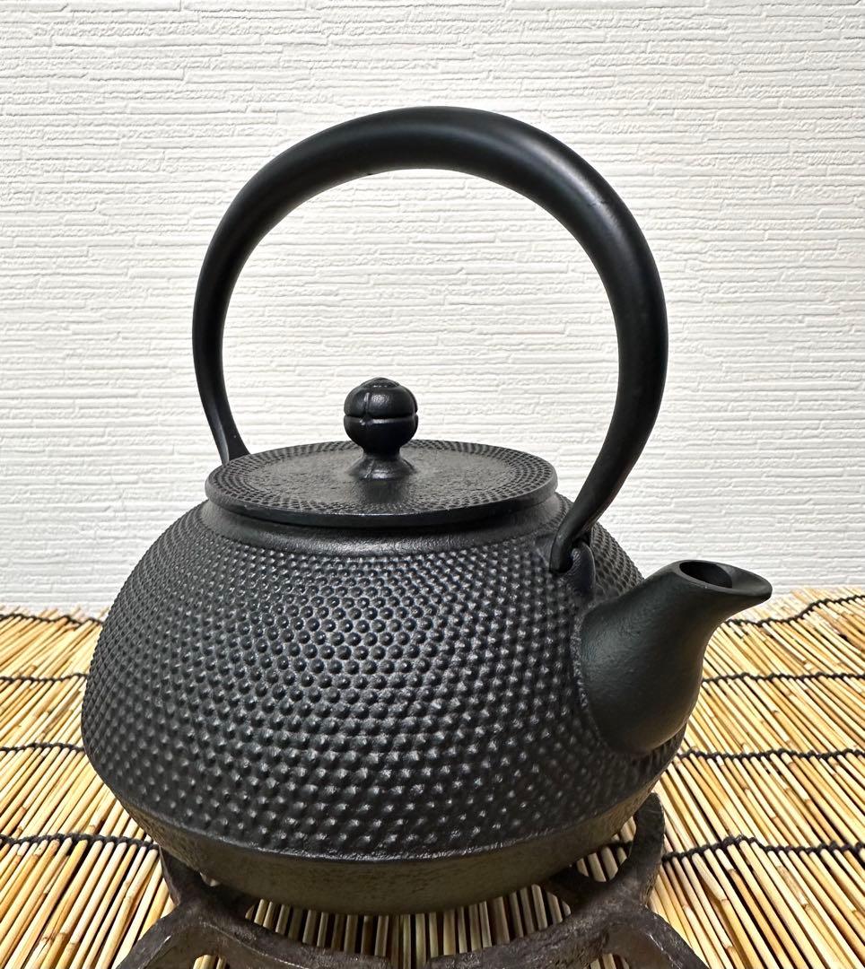 未使用、付属品付き　南部岩鋳造　１０型アラレ　南部鉄瓶　南部鉄器　鉄瓶