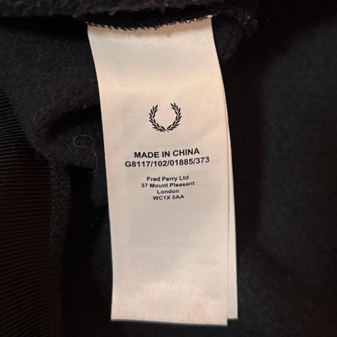 フレッドペリー FRED PERRY フーディークロップド丈 パーカー 裾ロゴ