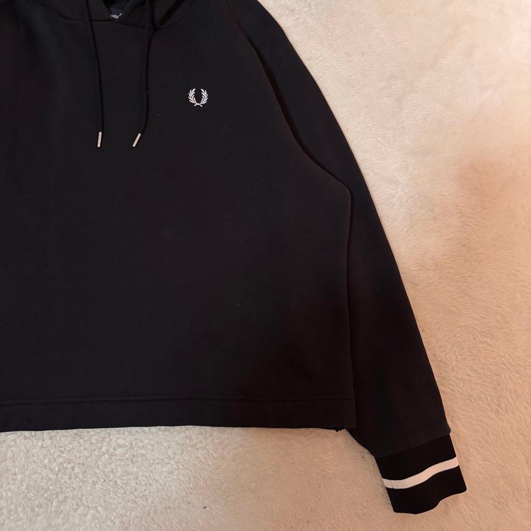フレッドペリー FRED PERRY フーディークロップド丈 パーカー 裾ロゴ