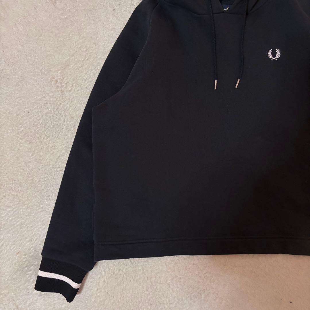 フレッドペリー FRED PERRY フーディークロップド丈 パーカー 裾ロゴ