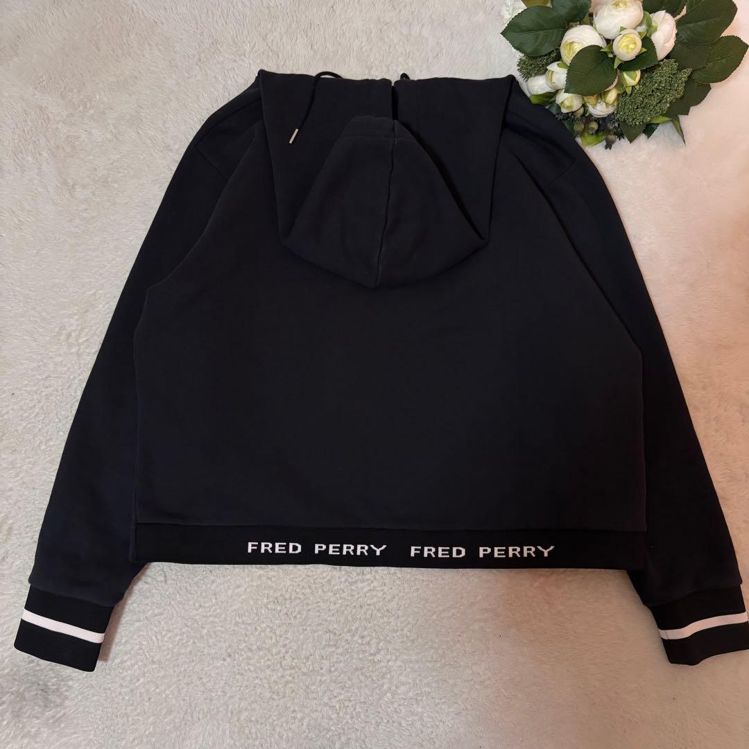 フレッドペリー FRED PERRY フーディークロップド丈 パーカー 裾ロゴ