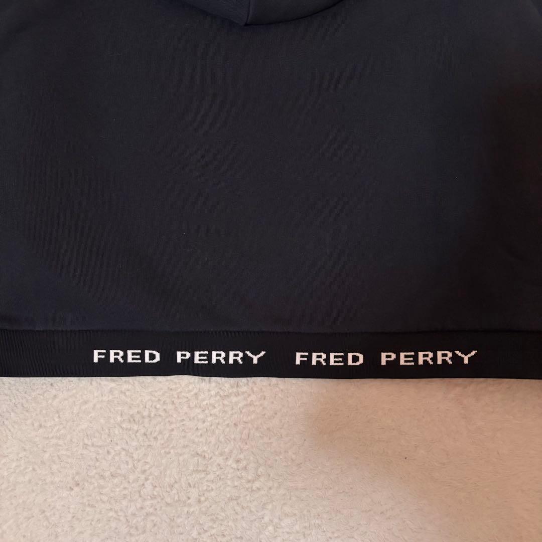 フレッドペリー FRED PERRY フーディークロップド丈 パーカー 裾ロゴ