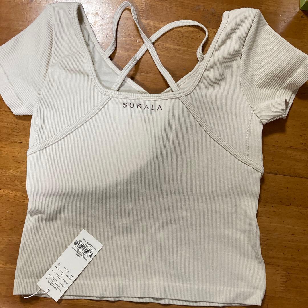 新品未使用　スカーラ　カップ付きオープンネックニットT