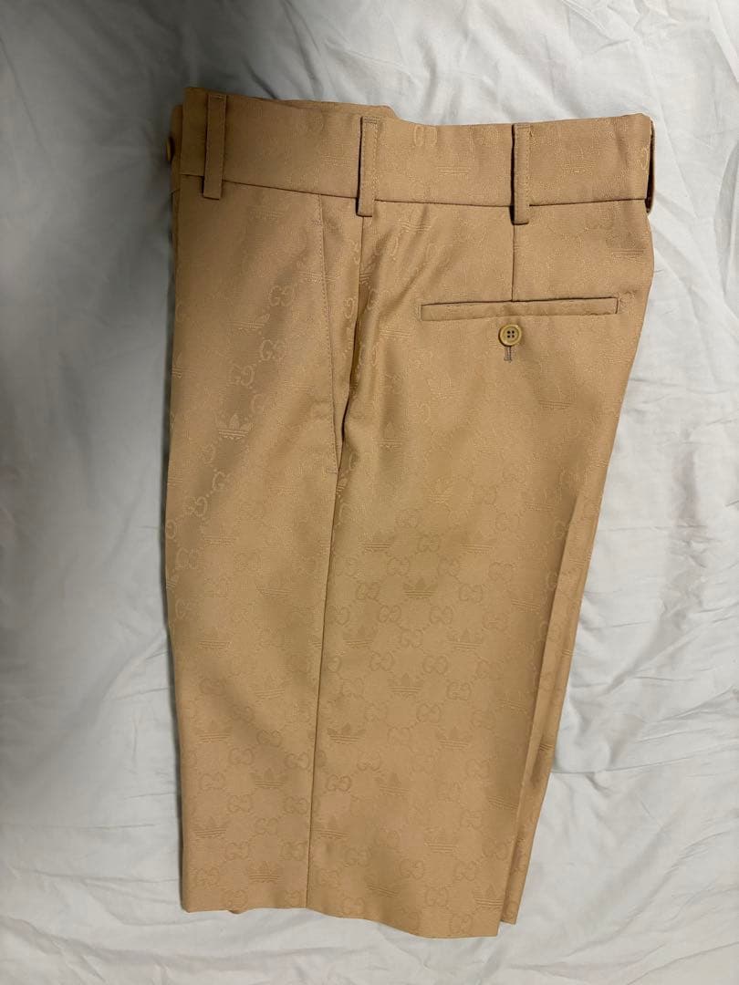 GUCCI×adidas ベージュ ロゴ入り ハーフパンツ