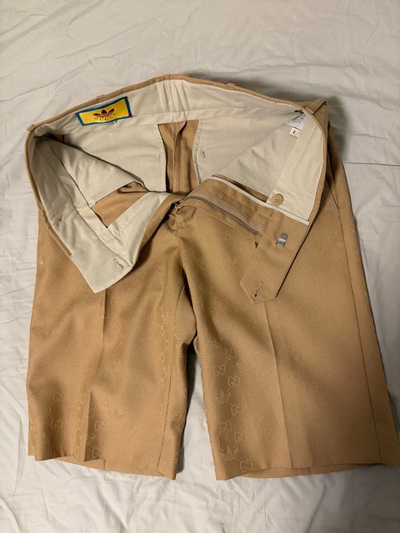 GUCCI×adidas ベージュ ロゴ入り ハーフパンツ