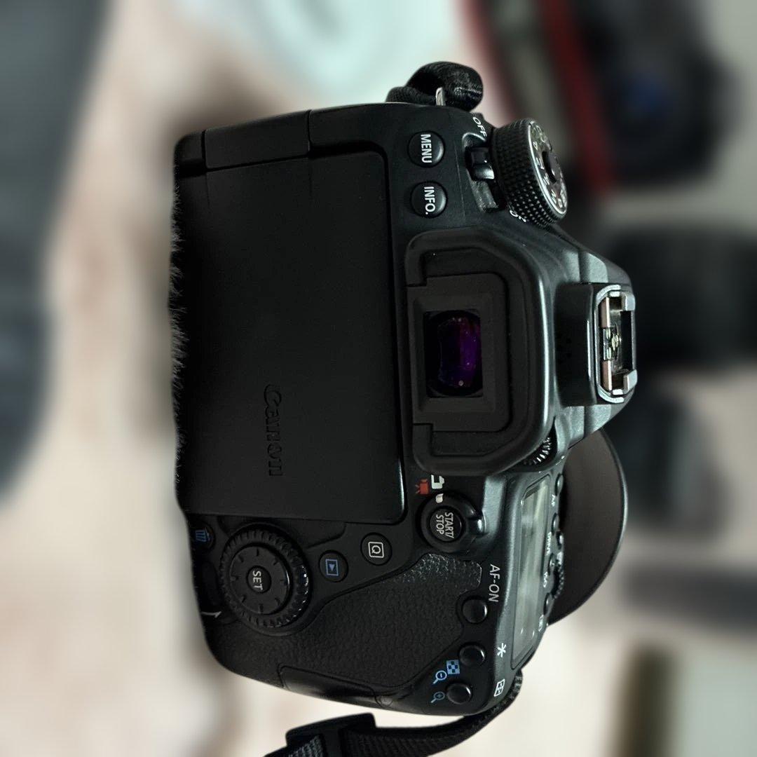 見品！Canon EOS 80D デジタル一眼レフカメラ　ダブルレンズキット