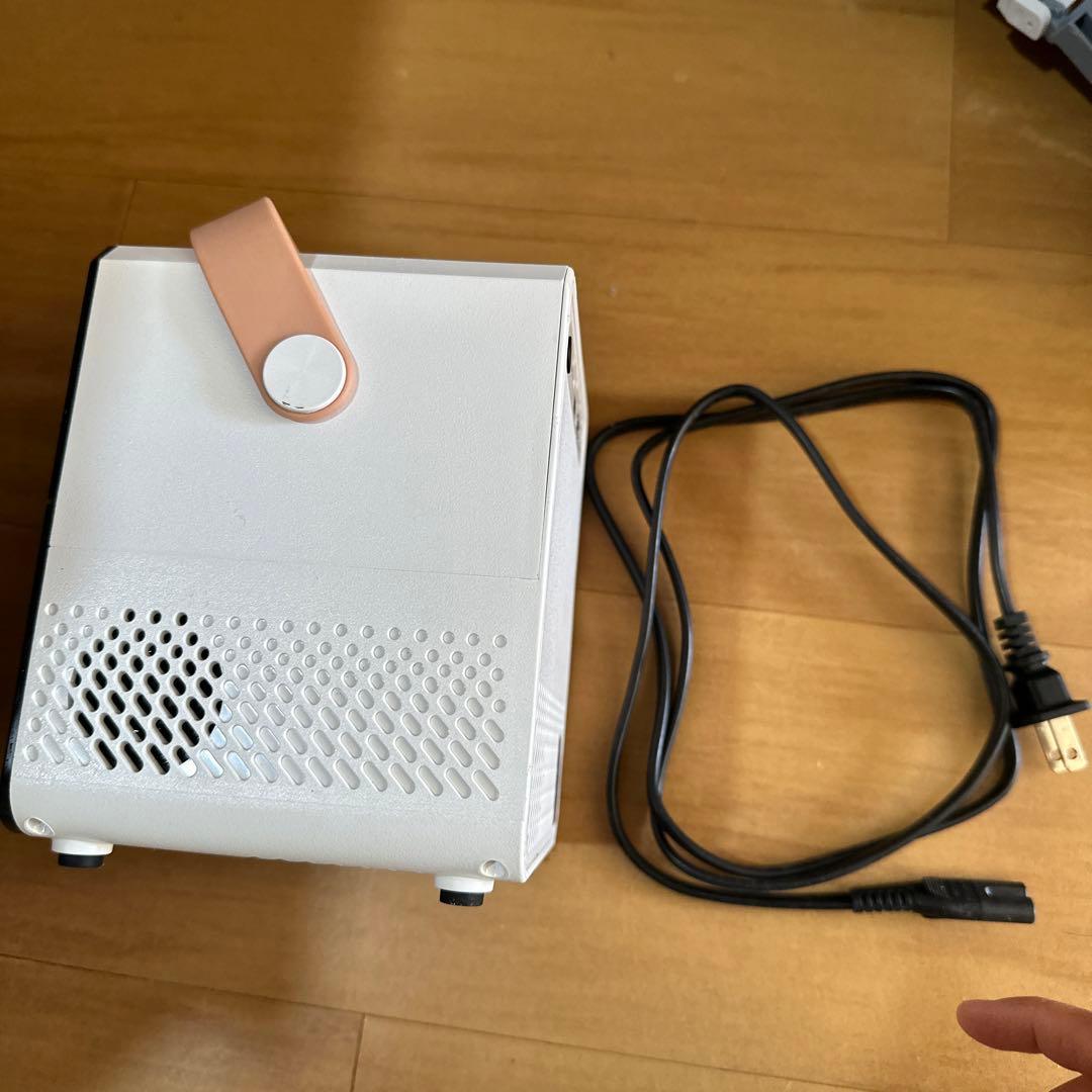 プロジェクター本体 黒と白デザイン