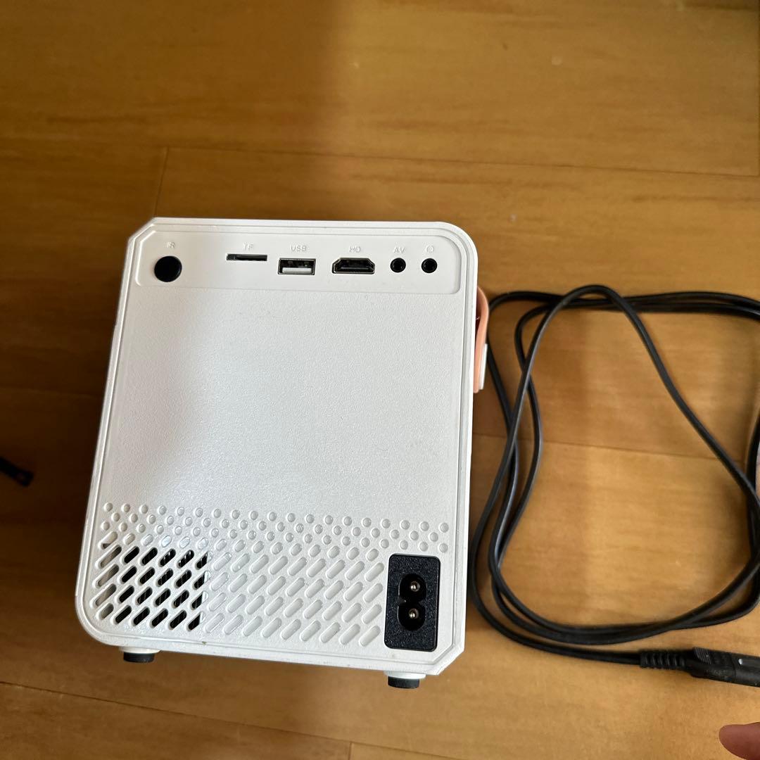 プロジェクター本体 黒と白デザイン