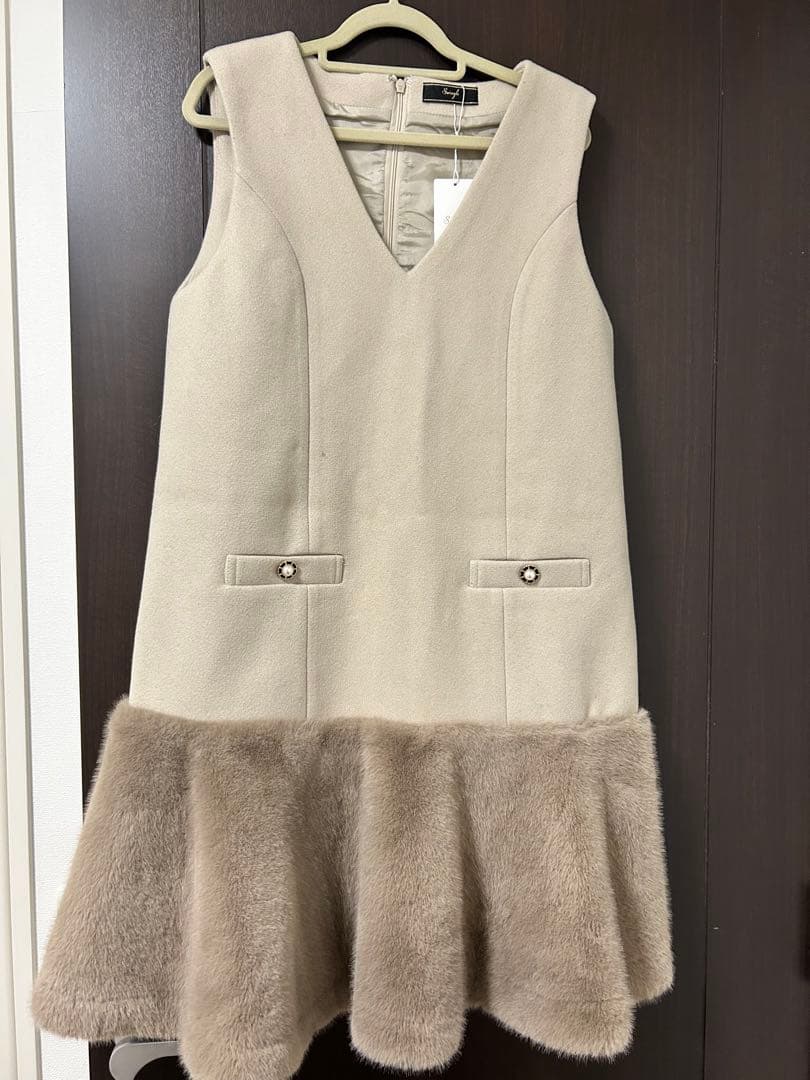 ベージュ ノースリーブ ワンピース