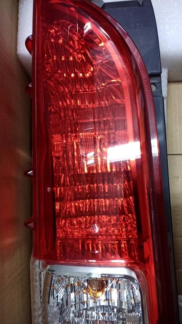 200系ハイエースバン S-GL 純正クリスタルコンビテール 左右 新車外し品