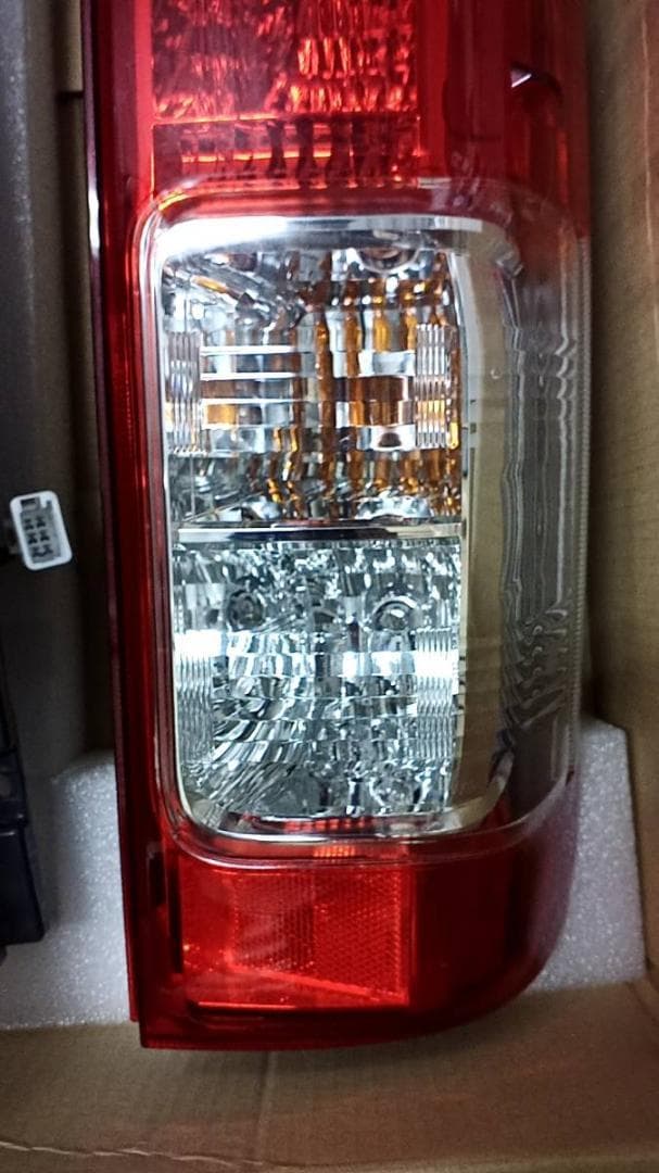 200系ハイエースバン S-GL 純正クリスタルコンビテール 左右 新車外し品