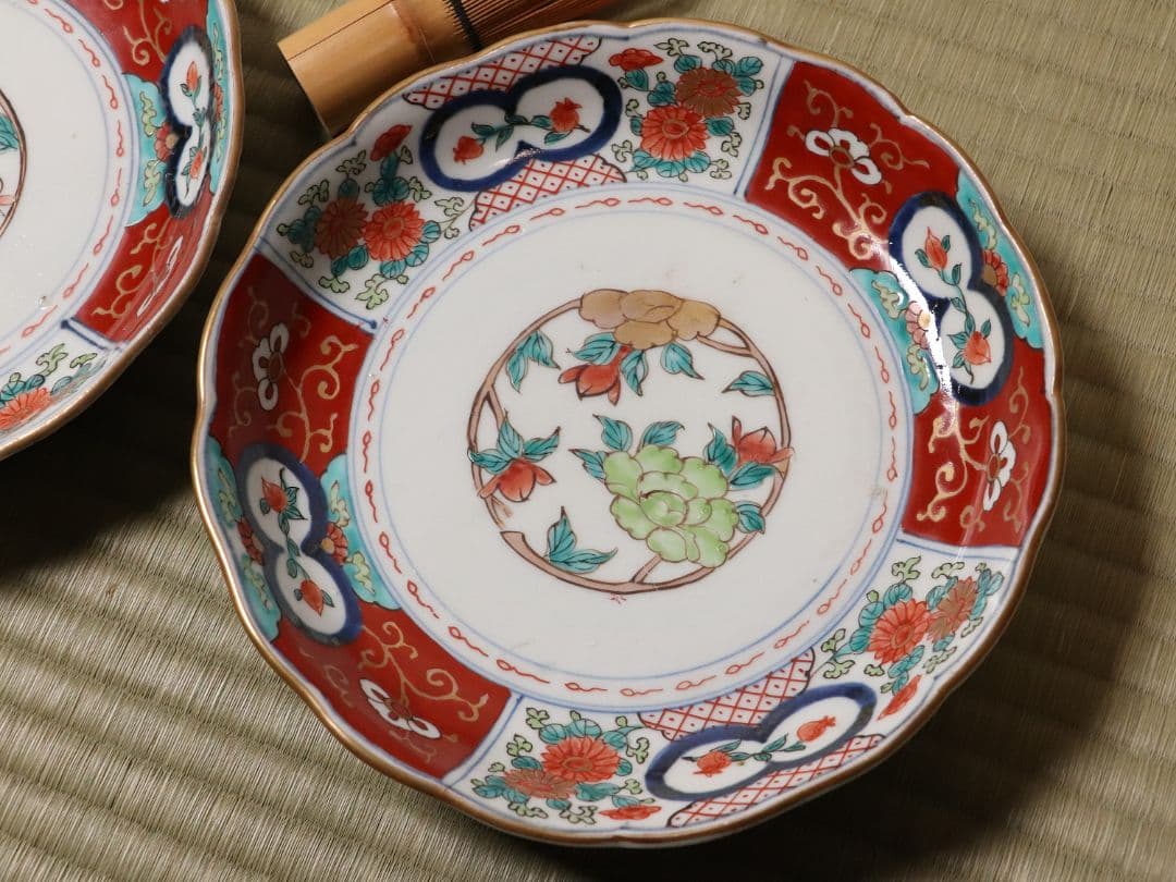 古伊万里 色絵 七寸皿 二客 21㎝ 草花 菊 牡丹 蝶 唐草 錦手CL95