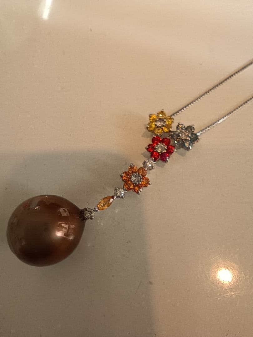 K18WGブラウンパールとダイヤモンド装飾カラフルストーンペンダントのネックレス