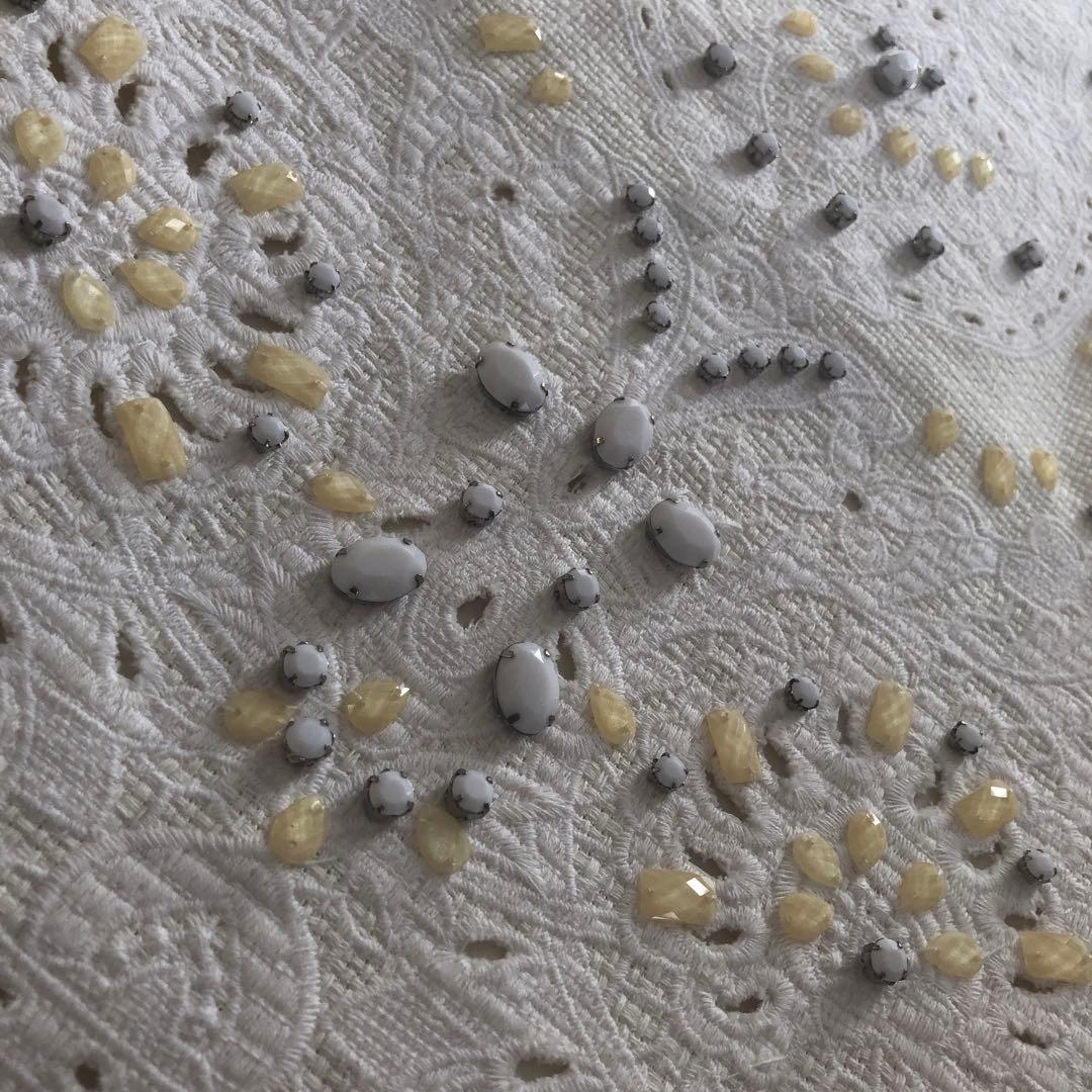 【新品 未使用品】ADORE ☆ 豪華ビジュー刺繍入りひざ丈ワンピース ホワイト