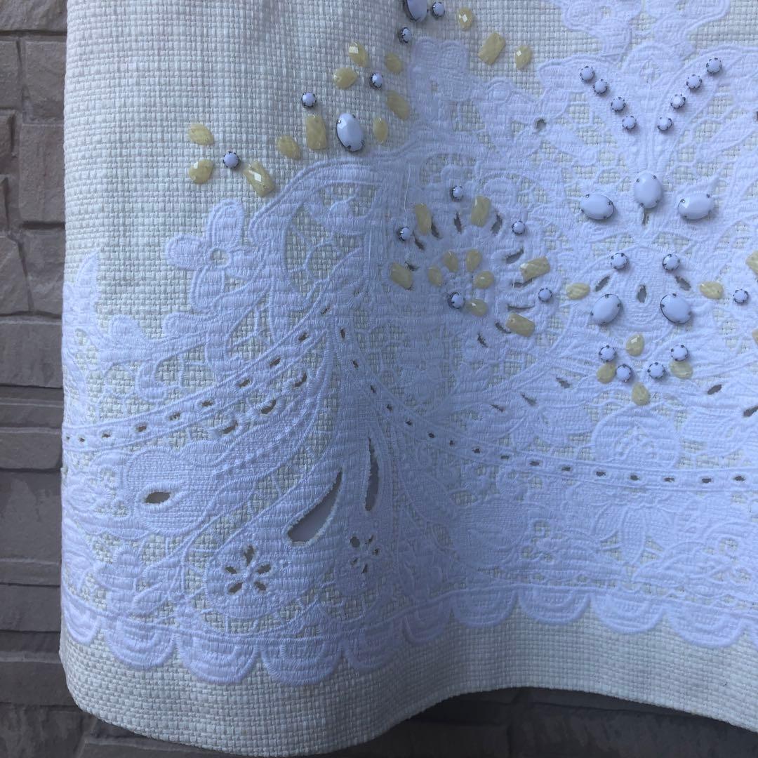 【新品 未使用品】ADORE ☆ 豪華ビジュー刺繍入りひざ丈ワンピース ホワイト