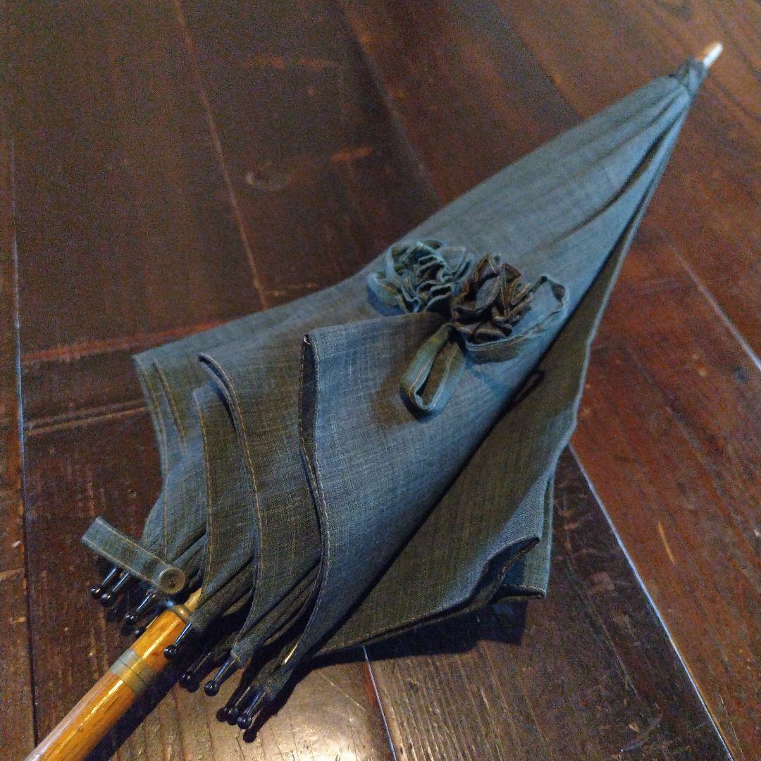 藍染麻地の日傘 花の装飾付き