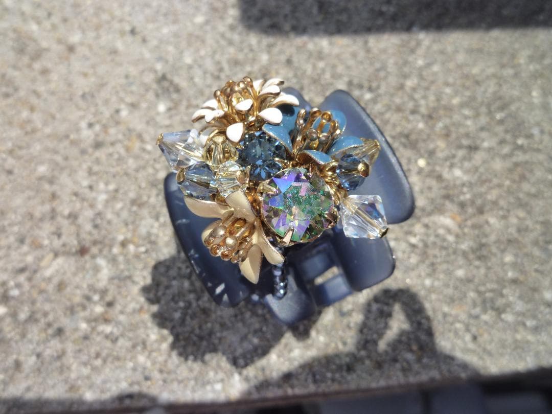 ビジュー装飾のヘアクリップ