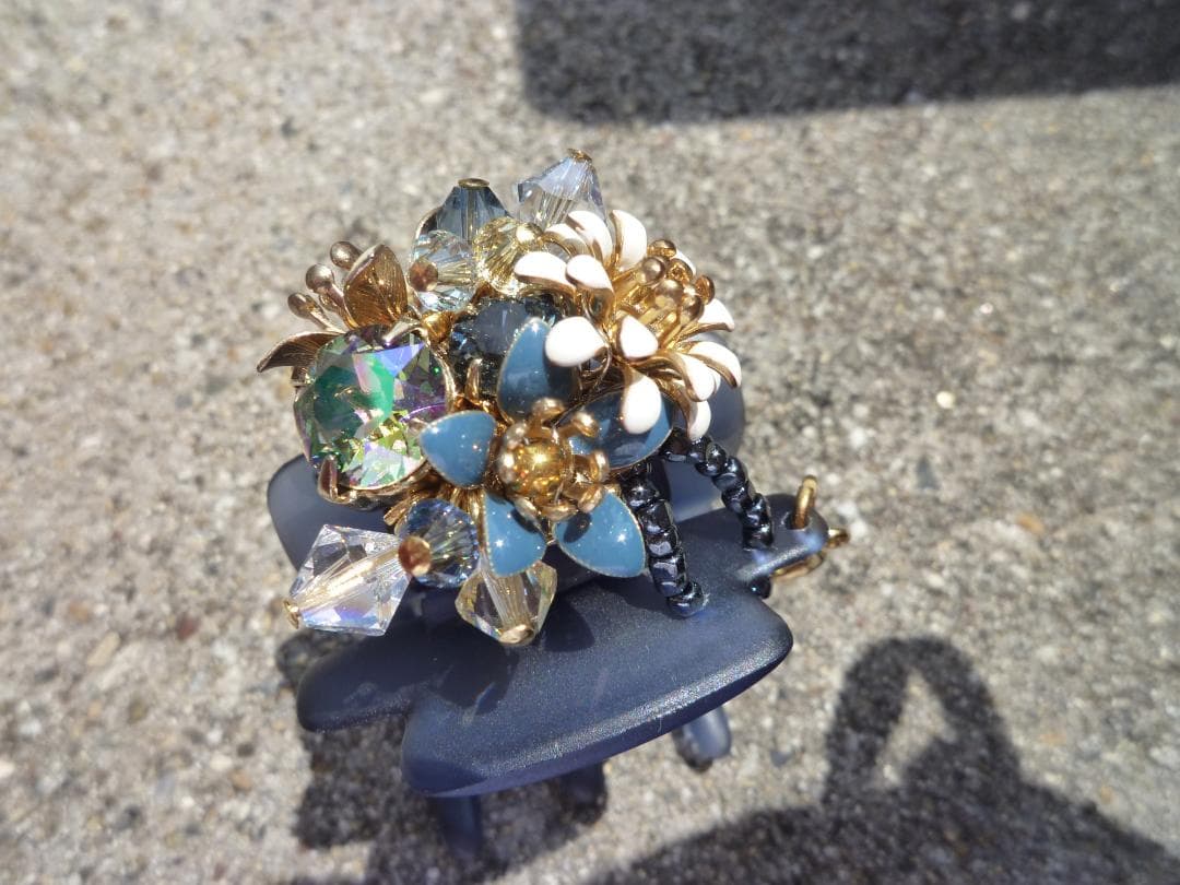 ビジュー装飾のヘアクリップ