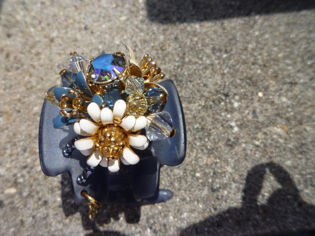 ビジュー装飾のヘアクリップ