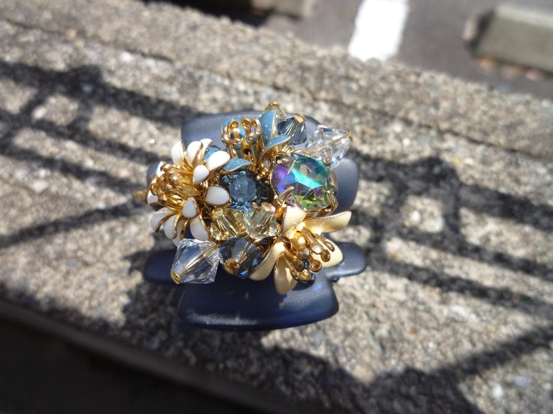 ビジュー装飾のヘアクリップ