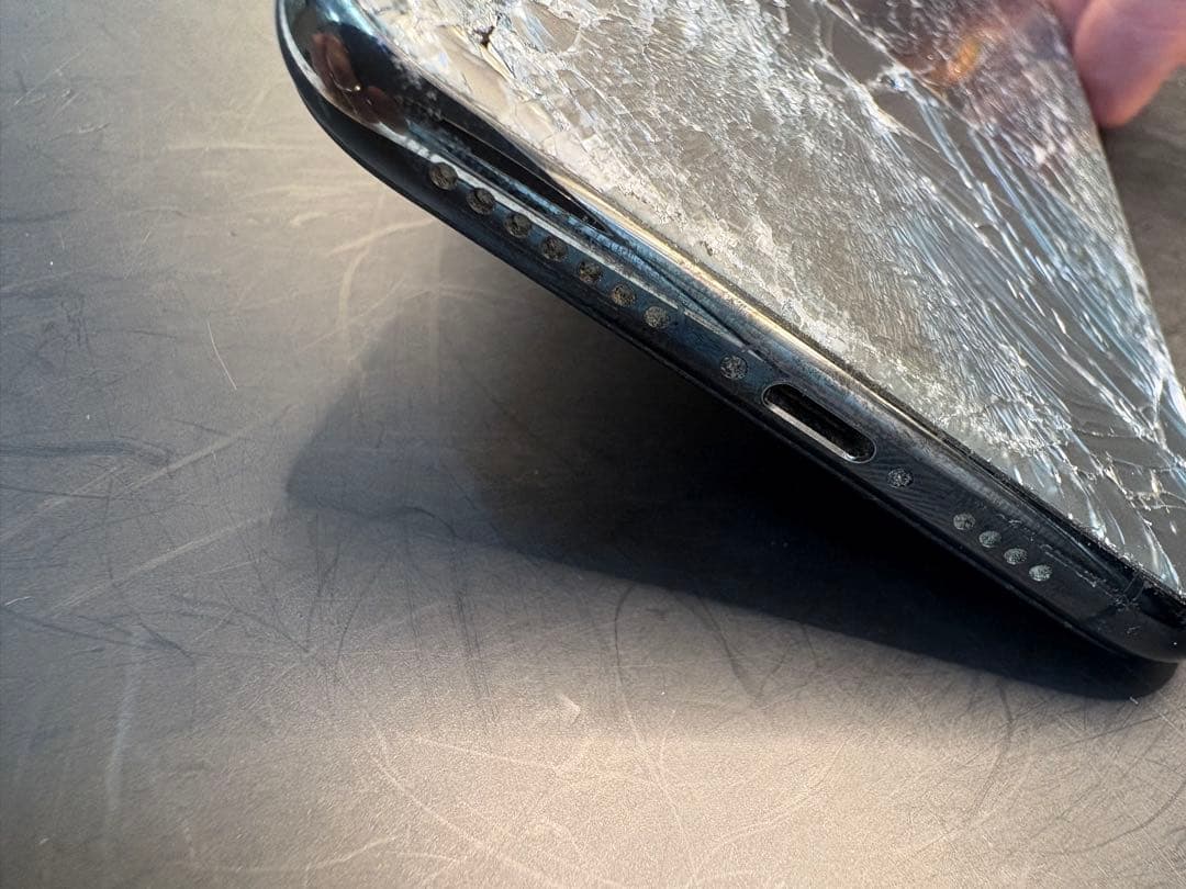 iPhone 11 Pro MAX 512GBひび割れ