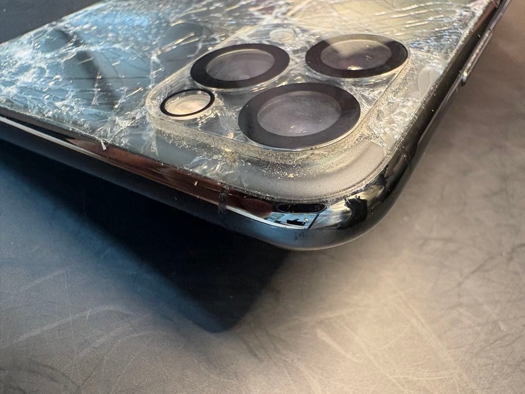 iPhone 11 Pro MAX 512GBひび割れ