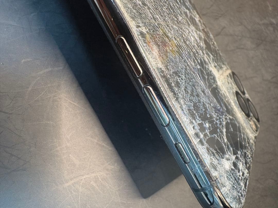 iPhone 11 Pro MAX 512GBひび割れ