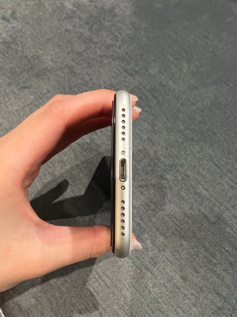 【美品】iPhone SE 第二世代 64GB ホワイト SIMフリー