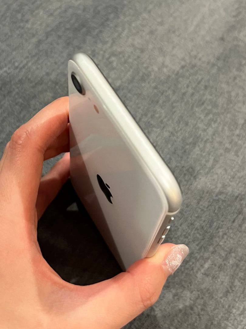 【美品】iPhone SE 第二世代 64GB ホワイト SIMフリー