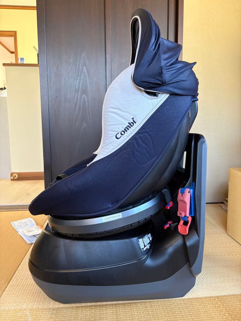 あ*ち様 Combi クルムーヴシリーズ　回転式チャイルドシート 　ベビザラス限