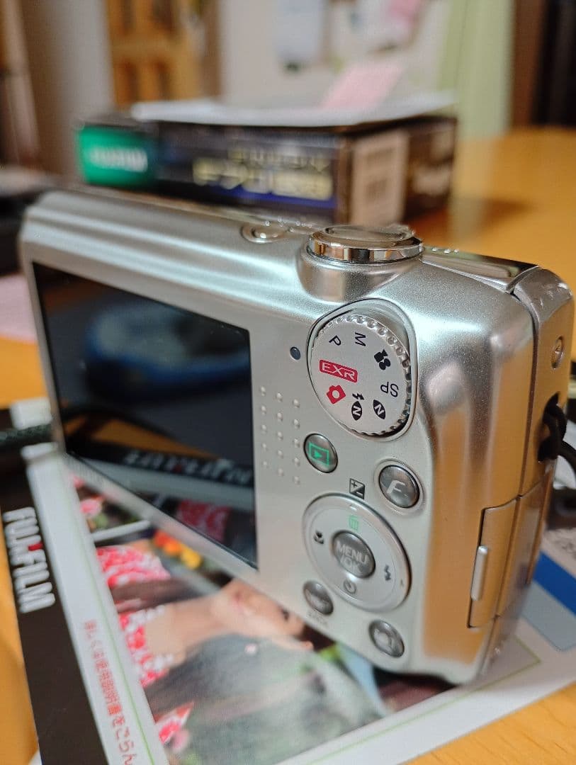 Fujifilm FinePix F70EXR シルバー