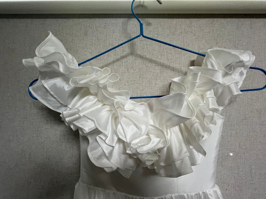 フリル付きオフショルダーウェディングドレス